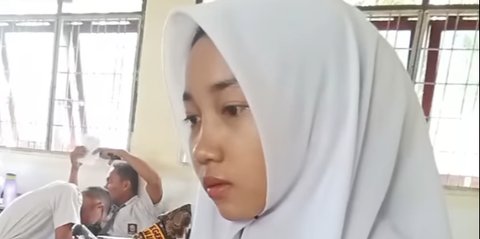 Bukan karena Bandel, Siswi SMA ini Suka Bikin Ibu Guru Menangis karena Hasil Tugasnya Terlalu Bagus
