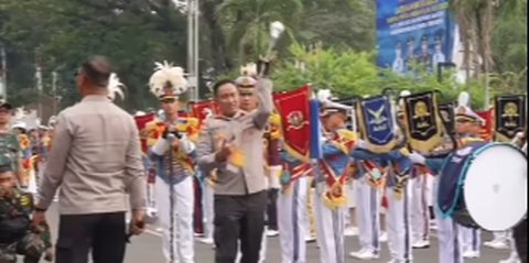 Momen Jenderal Bintang Dua Polisi Jago Mainkan Stik Master Drum Band, Aksinya Bikin Penonton Melongo