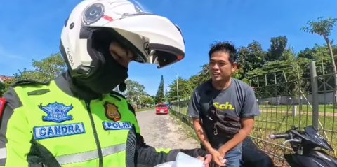 Pemotor Knalpot Brong Sambil Merokok Tanpa Helm Disetop Polisi, Bukan Ditilang Tapi Dihukum Pungut Sampah