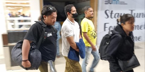 Tiba di Kupang dengan Tangan Diborgol, Ini Penampilan Baru AKBP Fajar Jelang Sidang Kasus Pencabulan Anak