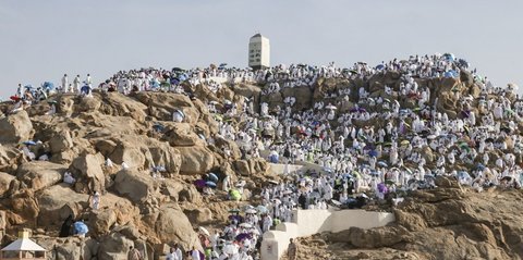 FOTO: Jutaan Jemaah Haji dari Berbagai Penjuru Dunia Padati Jabal Rahmah Jelang Wukuf