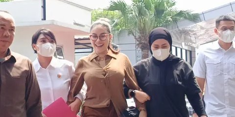 Nikita Mirzani Tak Diborgol Saat Pelimpahan ke Kejaksaan Terkait Kasus Pemerasan Jadi Sorotan