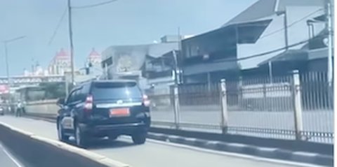 Viral Polisi Hormat ke Mobil Pejabat Langgar Jalur Transjakarta, Ini Penjelasan Dirlantas Polda Metro