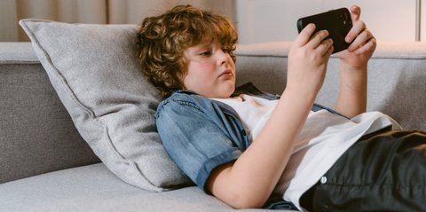 Anak Terlalu Lama Main Gadget? Ini Dampak Kesehatan dan Perkembangan yang Perlu Diwaspadai