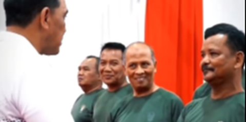 Pak Kumis Anggota Babinsa Ternyata Juragan Kambing, Sumringah saat Ternaknya Dibeli Mayjen TNI