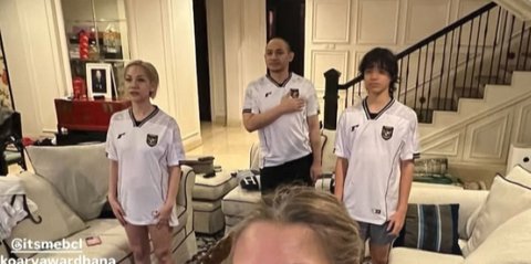 Potret BCL & Keluarga Nonton Laga Timnas Indonesia di Rumah, Sambil Nikmati Cupcakes Merah Putih Buatan Sendiri