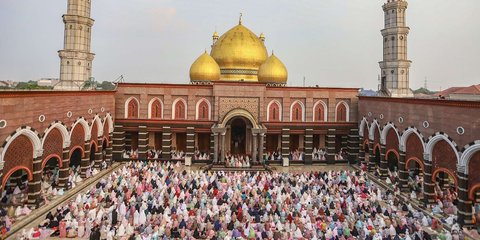 FOTO: Kekhyusukan Ribuan Jemaah Laksanakan Salat Iduladha di Masjid Kubah Emas Depok