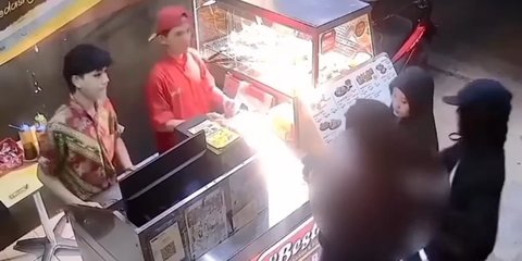 Perampok Sadis Kalungkan Celurit ke Wanit Pembeli Ayam Goreng, Handphone Korban Digasak