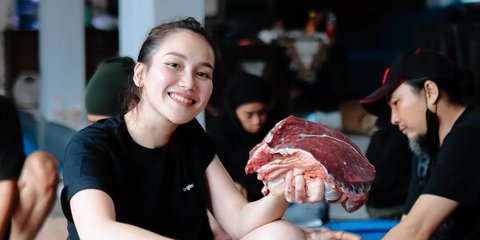 Ayu Ting Ting Bagikan Momen Cacah Daging Kurban Bareng Warga Depok Cuma Pakai Kaos dan Celana Pendek, Komentar Ivan Gunawan Ini Jadi Sorotan