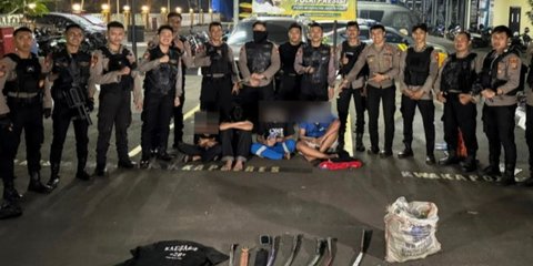 Berkeliaran Dini Hari Bawa Celurit dan Golok, 4 Remaja Ditangkap Polisi