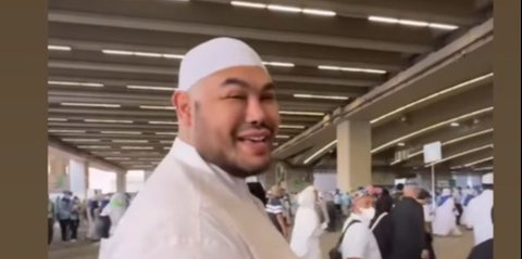 7 Potret Ivan Gunawan Jalan Kaki Menuju Jamarat untuk Lempar Jumrah, Langsung Diserbu Emak-Emak Jemaah Haji Indonesia Minta Foto Bareng