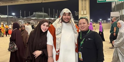 4 Potret Ivan Gunawan Jalan Kaki ke Jamarat dari Mina Cuma Pakai Sandal Jepit