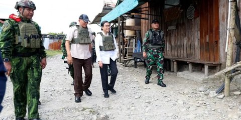 VIDEO: Aksi Sembilan Polwan Bersenjata Lengkap Operasi Damai Cartenz Kawal Sri Mulyani di Papua
