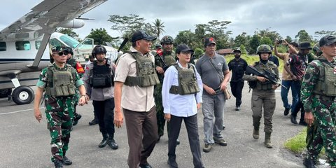 9 Polwan Bersenjata Lengkap Siaga Penuh Jaga Sri Mulyani di Daerah Rawan Konflik Nduga Papua