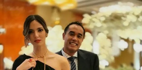 7 Outfit Kondangan Nia Ramadhani dengan Bahu Terbuka, Inspirasi Tampilan Elegan Menawan