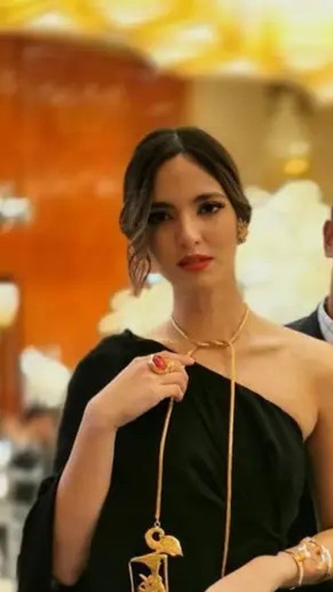 7 Outfit Kondangan Nia Ramadhani dengan Bahu Terbuka, Inspirasi Tampilan Elegan Menawan