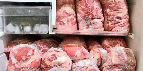 Bau Amis Bekas Daging yang Membandel, Begini Tips Jitu Cara Membersihkan Kulkas