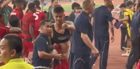 Cewek Cantik Hoki dan Senang Banget, Dapat Jersey Mees Hilgers Langsung Dicium 'Wanginya Segar’