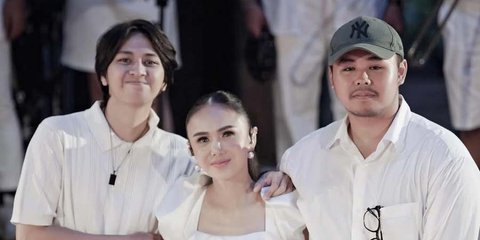 7 Potret Momen Yuni Shara Dapat Kejutan Ulang Tahun ke-53 dari Cavin dan Cello, Cantik Awet Muda dalam Balutan Gaun Putih