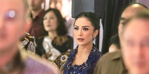 Dipuji Juara Cantiknya, Potret Kris Dayanti Berkebaya Biru Hadiri Pembukaan Pameran Foto di Museum Nasional Indonesia
