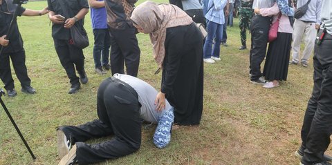 FOTO: Momen Haru Pelajar 'Lulus' Pendidikan Barak Militer Dedi Mulyadi Langsung Sujud di Kaki Ibu