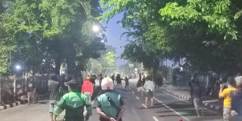 Situasi Mencekam Tawuran di Jaktim Warga Bersenjata Tajam dan Molotov, 1 Orang Meninggal