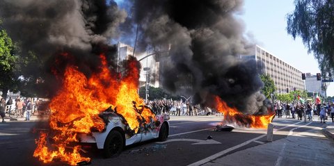 Los Angeles Membara, Ribuan Warga Demo Protes Kebijakan Imigrasi Trump