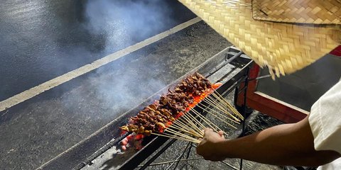 Kesibukan Tukang Sate Madura Saat Idul Adha, Mengolah Daging Kurban dengan Sentuhan Tradisi
