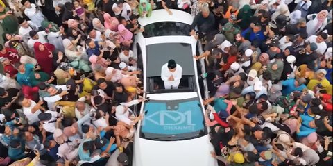 Massa Membludak Hingga Kaca Masjid Darussalam Kota Wisata Pecah, Dedi Mulyadi 'Diserbu' Warga
