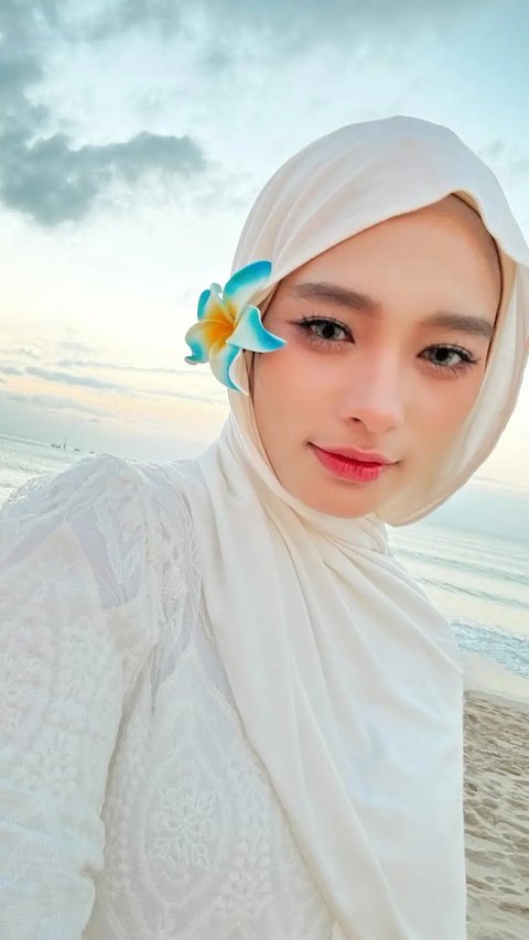 Outfit Liburan di Pantai Ala Inara Rusli, Syar’i tapi Tetap Stylish dan Menawan