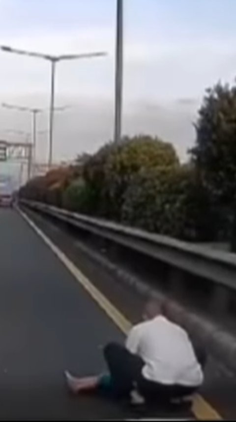 Detik-Detik Anak Terjatuh dari Bus di Tol JORR Meruya-Ciledug, Pengendara Lain Syok Nyaris Tabrak Korban
