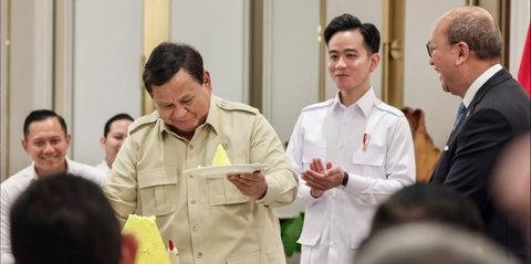 VIDEO: Momen Prabowo Ditemani Gibran Potong Tumpeng Resmikan Kantor Danantara