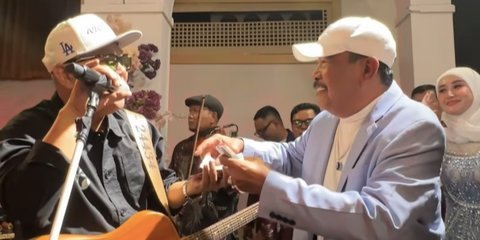 Pernikahan Anak Doel Sumbang dengan Perwira TNI Heboh, Haji Asep Konglomerat Bandung Sawer Semua dengan Uang Segepok