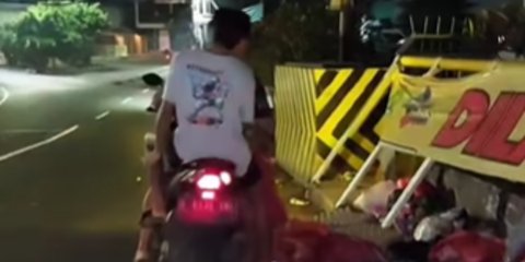 Pria Ini Bikin Orang-Orang Kapok Buang Sampah Sembarangan di Pinggir Jalan, Direkam Biar Viral Karena Bikin Banjir