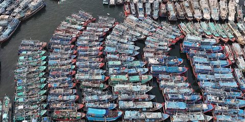 FOTO: Kemarau Basah, Sebagian Nelayan Muara Angke  Tidak Melaut