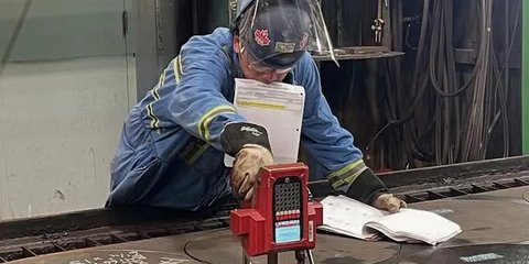 Momen Tengku Firmansyah Sedang Bekerja Cetak Lempengan Logam di Kanada