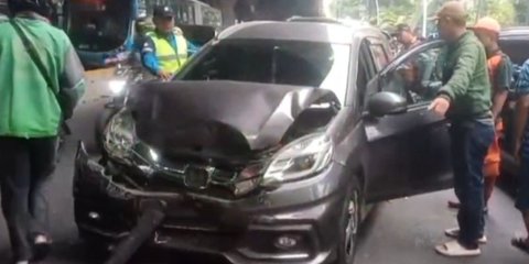 Kecelakaan Beruntun 7 Kendaraan di Jaktim, Fortuner Ngebut Tabrak Pengendara yang Antre Lampu Merah