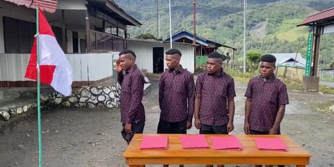 FOTO: Momen 4 Mantan Anggota OPM Ucap Sumpah Setia ke NKRI, Hormat dan Cium Bendera Merah Putih