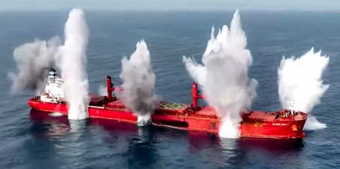 FOTO: Laut Merah Memanas! Aksi Ganas Pasukan Houthi Serbu dan Tenggelamkan Dua Kapal Kargo
