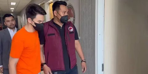 Tak Kenakan Baju Tahanan, Potret Jonathan 'Ijonk' Frizzy Dilimpahkan ke Kejaksaan