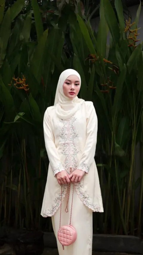 7 Gamis Brokat Warna Pastel Ala Dinda Hauw, Tampil Anggun dan Modis