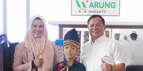 Ibunda Penari Pacu Jalur Rayyan Dikha Nasabah PNM Mekaar, Gelar Lapak saat Anaknya Beraksi
