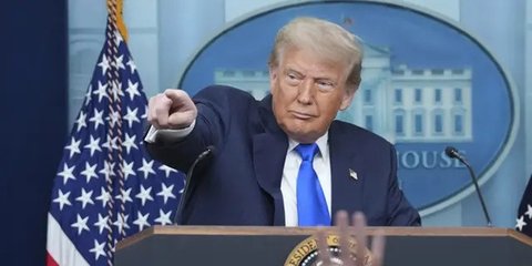 Pin yang Dikenakan Pria di Belakang Presiden Trump Jadi Sorotan, Ramai Disebut Lambang Freemason