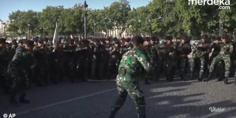 VIDEO: Tentara Prancis Kegirangan Tari Pacu Jalur Bareng TNI Jelang Bastille Day, Temannya Kompak Merekam