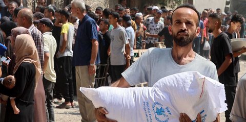 FOTO: Sekarung Tepung Harapan di Tengah Krisis Pangan yang Makin Parah Di Gaza