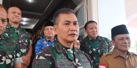 Potret Letjen TNI Kunto Arief Wibowo Terbang ke Kalbar Bareng Anak Buah, Ada Momen Salat Sambil Duduk