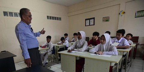 FOTO: Hari Pertama Tahun Ajaran Baru, SMP Swasta Gratis di Depok Resmi Dimulai