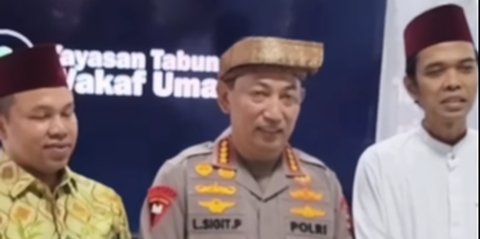 Momen Hangat Ustaz Abdul Somad Pasang Kain & Selipkan Keris ke Kapolri, Diiringi Pantun Melayu