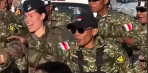 Momen 'King Sparko' Kopassus Bikin Pasukan TNI & Tentara Prancis Kompak Menari Pacu Jalur yang Viral
