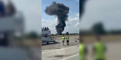 VIDEO Pesawat Kecil Jatuh di Bandara London Southend, Pilot Sempat Lambaikan Tangan ke Saksi Mata